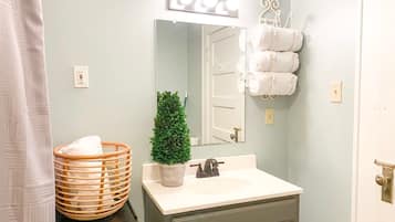 Banyera, assecador de cabells, tovalloles i sabó