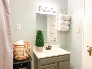 Bathtub, hair dryer, towels, soap - The Nook on Main ~ Walk to restaurants and shops! (Mountain View)