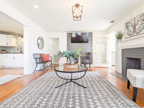 The Nook on Main ~ Walk to restaurants and shops!