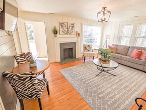 TV - The Nook on Main ~ Walk to restaurants and shops! (Mountain View)