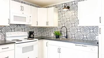 Refrigerador, microondas, horno y parrilla de estufa