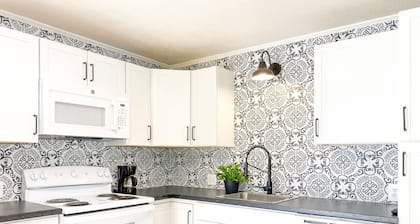 The Nook on Main ~ Walk to restaurants and shops!