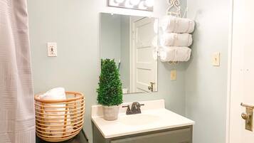 Bañera, secador de pelo, toallas, jabón