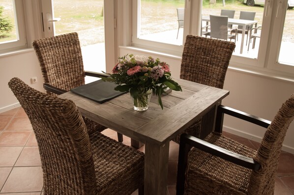 تناول الطعام داخل الغرفة