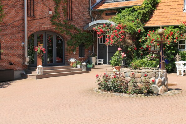 Courtyard - Das Altenteil (Stoltebuell)