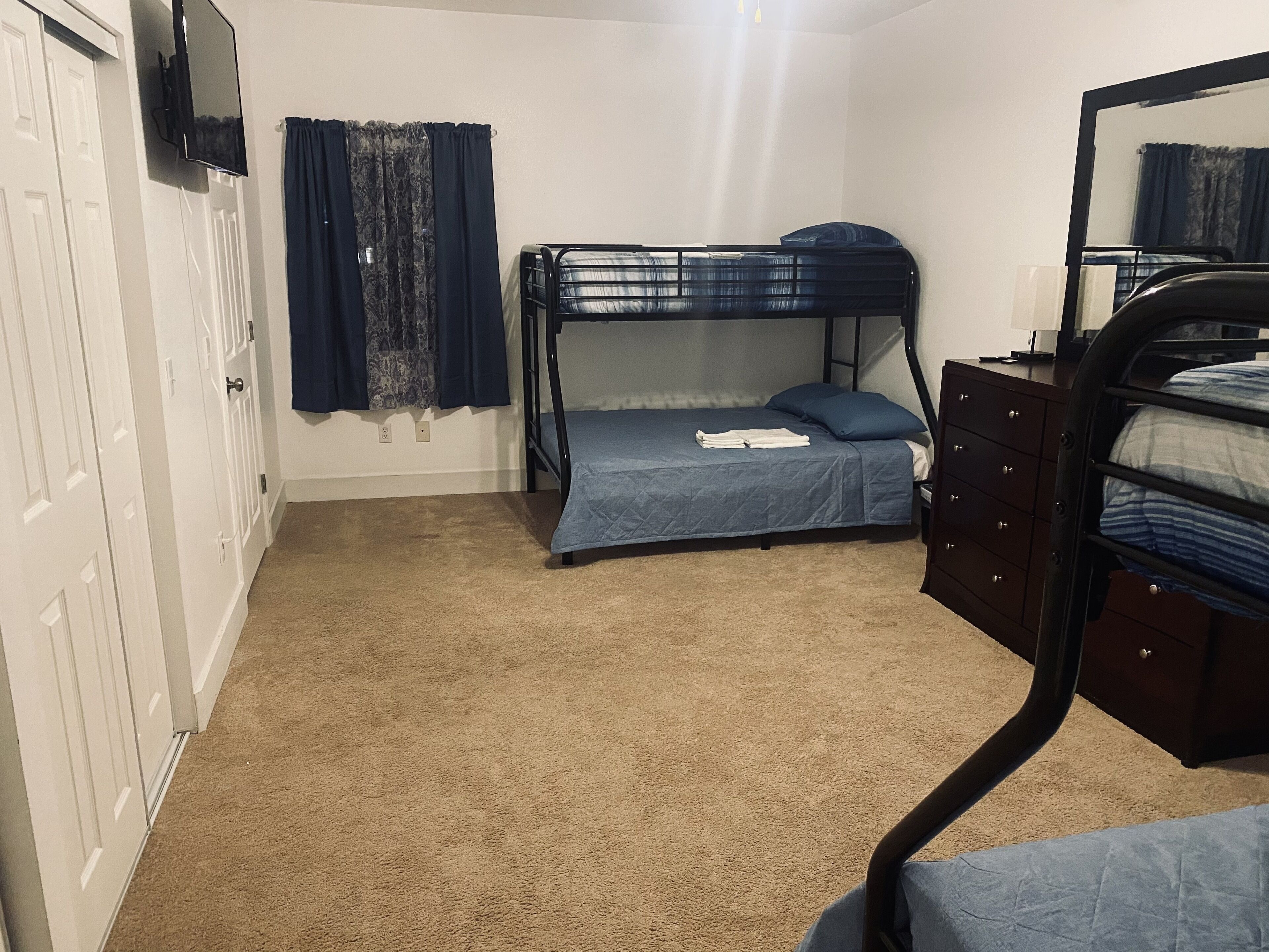 Large 4 bed/2.5 bath, with capacity for 14 people