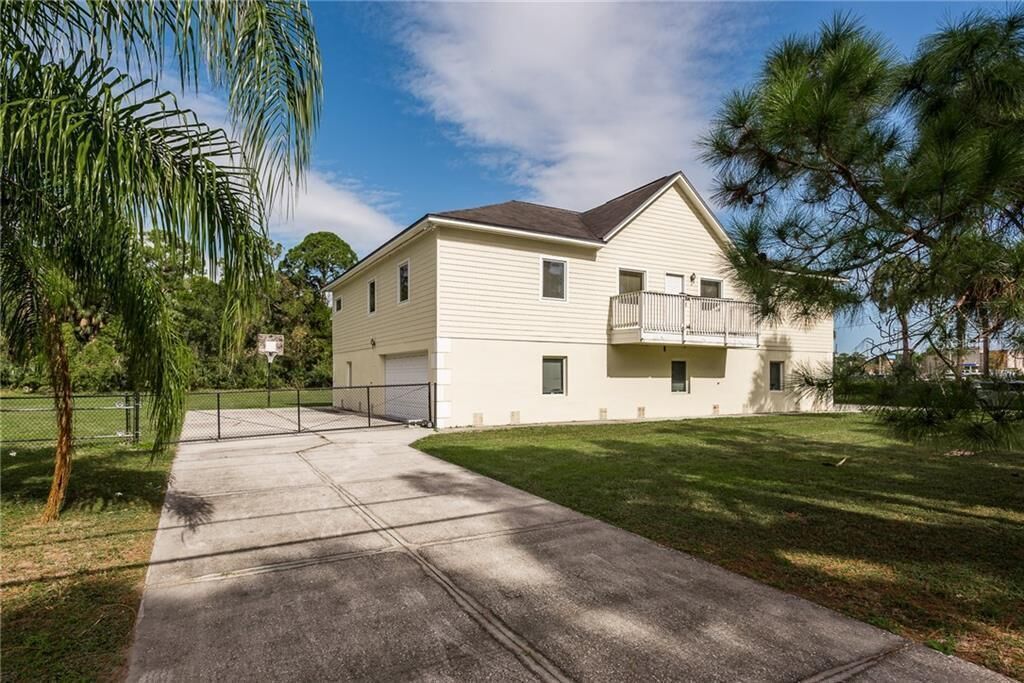 Large 4 bed/2.5 bath, with capacity for 14 people