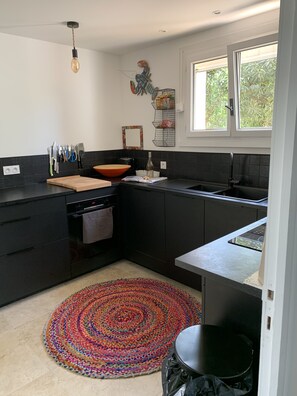 Geschirrspüler, Wasserkocher mit Kaffee-/Teezubehör
