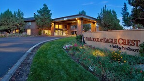 Een Holiday Inn Resort genaamd The Lodge at Eagle Crest met een overdekte ingang en een aangelegde tuin.