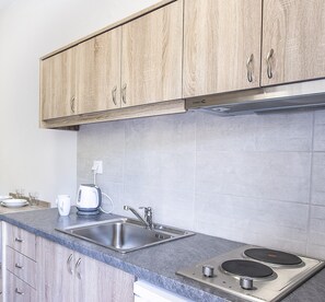 Estudio superior | Cocina privada | Frigobar, tetera eléctrica y utensilios de cocina 
