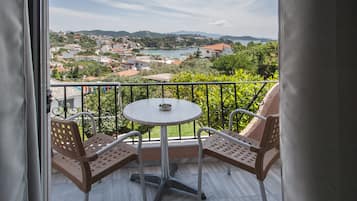 Basic Triple Room | Terrace/patio