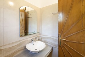 淋浴設備、淋浴花灑、吹風機、毛巾