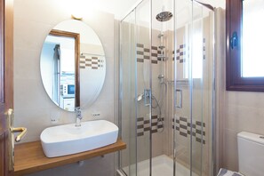 One-Bedroom Apartment | Banheiro | Chuveiro, secador de cabelo, toalhas de banho, papel higiênico