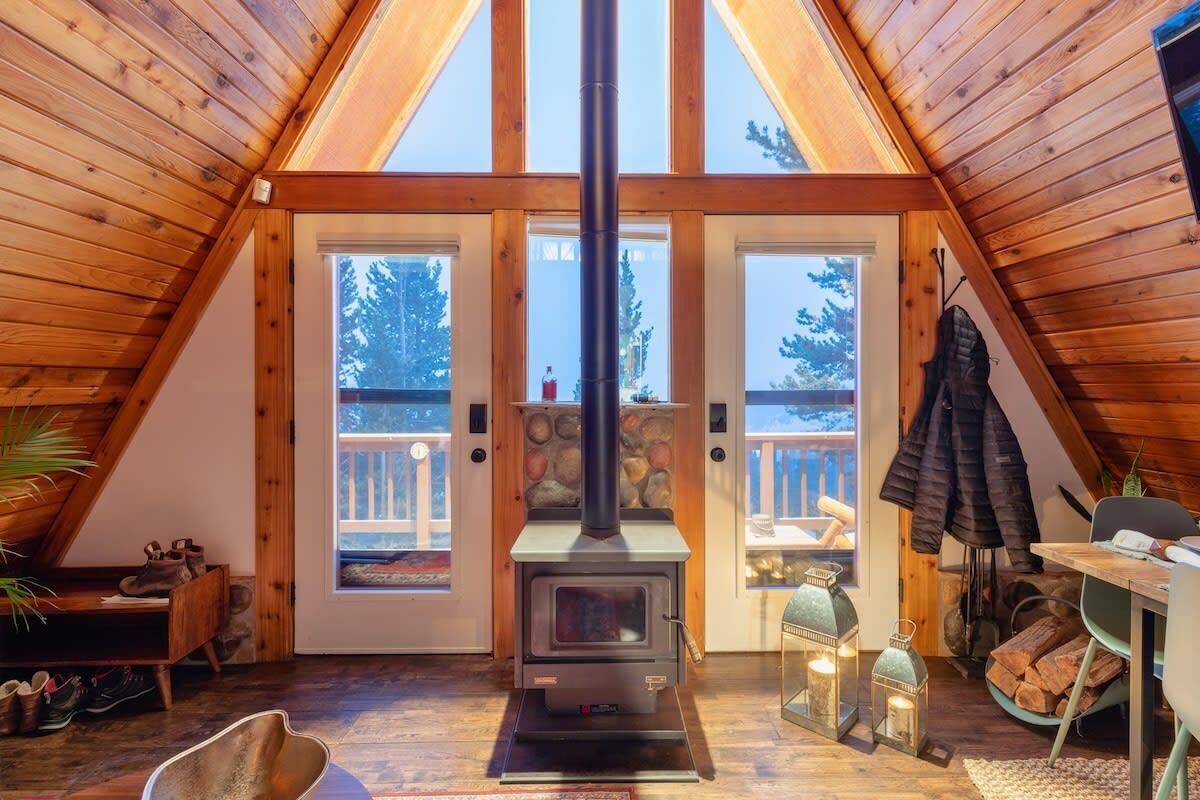 Charming Cabin Home W/ Mountain View, Spa & Sauna