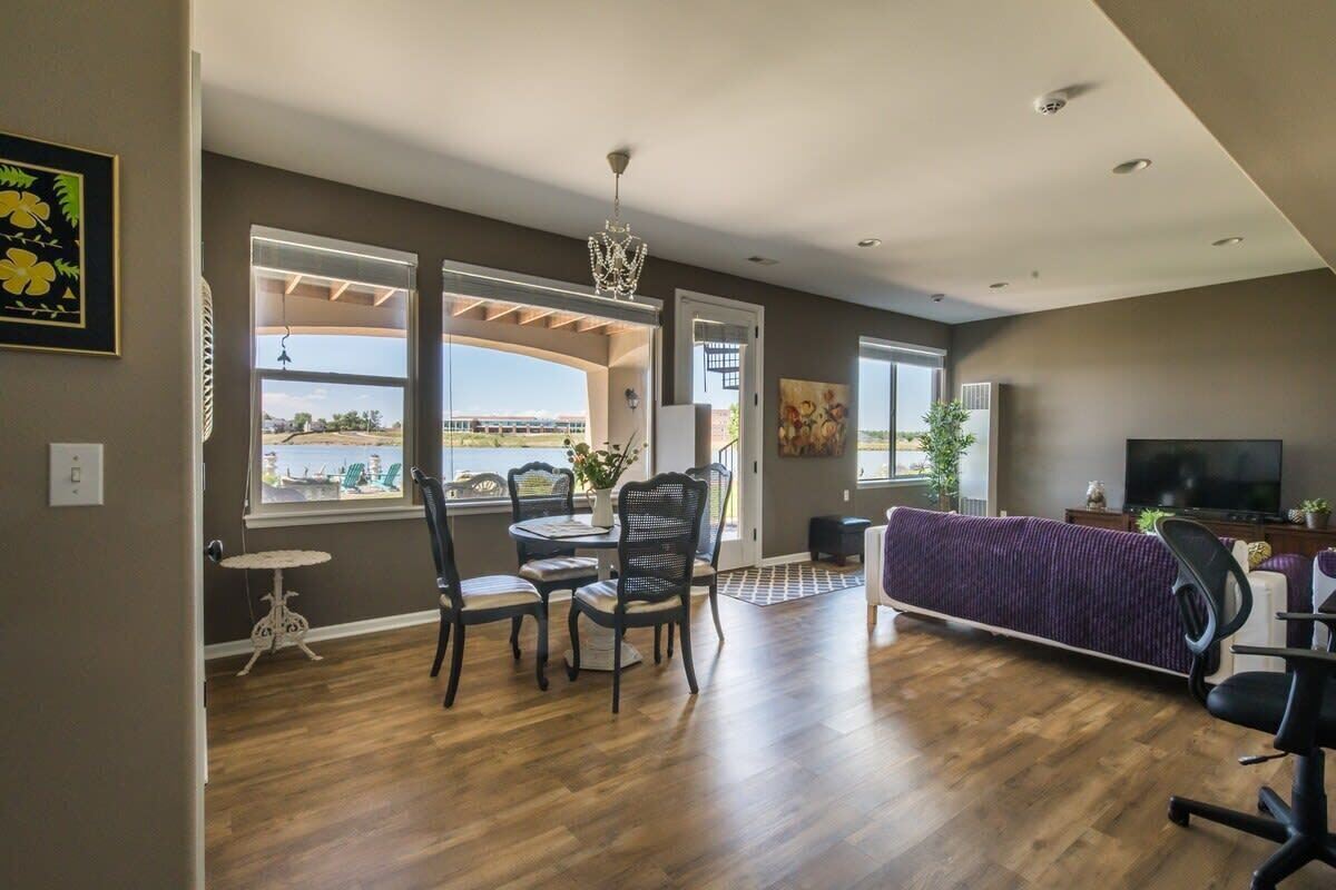 Lakeside Hideaway With Views Of The Rockies