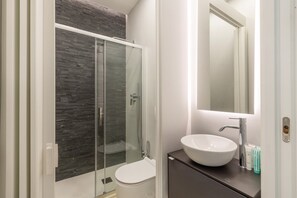 Dusche, Haartrockner, Handtücher