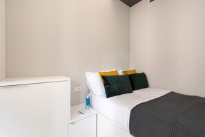 1 habitación, escritorio, tabla de planchar con plancha y wifi gratis 