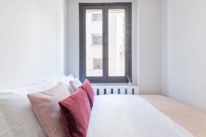 2 habitaciones, escritorio, tabla de planchar con plancha y wifi gratis 