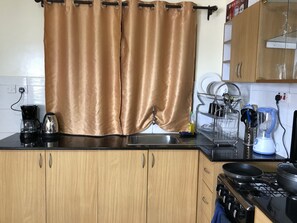 Fridge, microwave, oven, stovetop - Hidden Gem of Nairobi City Centre (Nairobi)