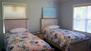 A bedroom with two single beds, wooden headboards, a ceiling fan, and a window with blinds. - Stunning Home In A Leafy And Quiet Neighborhood (Jackson)