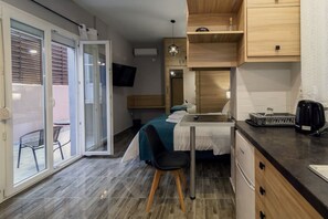 Réfrigérateur, micro-ondes, four, bouilloire électrique