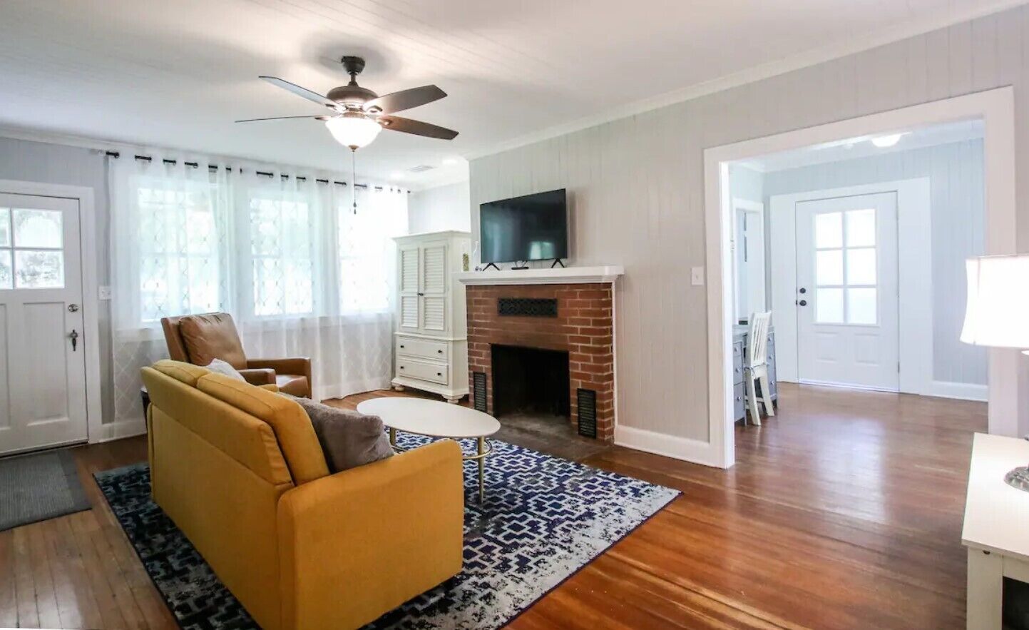 Nosey-Huge, Historic Richmond Hill Home for 7