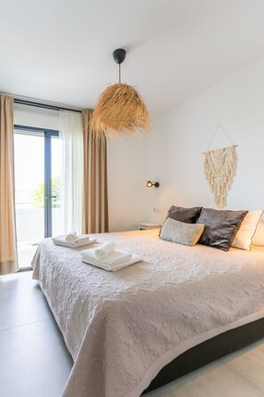 4 bedrooms, in-room safe, iron/ironing board, travel crib