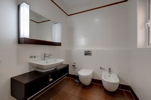 Combined shower/tub, free toiletries, hair dryer - SEAFRONT LUX APART inc POOL, Upmarket Area (Sliema)