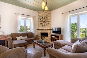 Smart TV, chimenea, libros y estéreo 