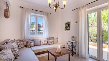 Smart TV, fireplace, books, stereo