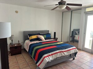 4 quartos, escrivaninha, ferros/tábuas de passar roupa