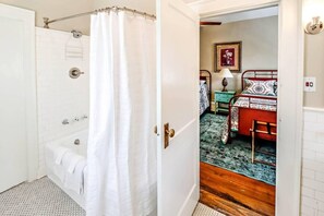 1 habitación, tabla de planchar con plancha, wifi gratis y ropa de cama