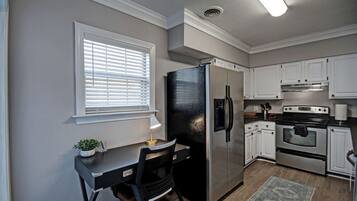 冰箱、微波炉、烤箱、炉灶