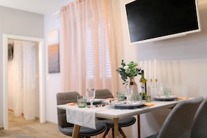 Classic Apartment, 1 Bedroom, City View | In-room dining