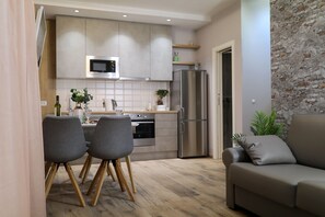 Classic Apartment, 1 Bedroom, City View | Living area | 50-cm Smart TV with digital channels, TV, streaming services - Old town apartments Aldo (Zadar)