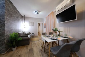 Classic Apartment, 1 Bedroom, City View | Living area | 50-cm Smart TV with digital channels, TV, streaming services - Old town apartments Aldo (Zadar)