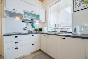 Appartement Design, 1 grand lit et 1 canapé-lit, vue ville | Cuisine privée | Réfrigérateur, bouilloire électrique, serviettes en papier