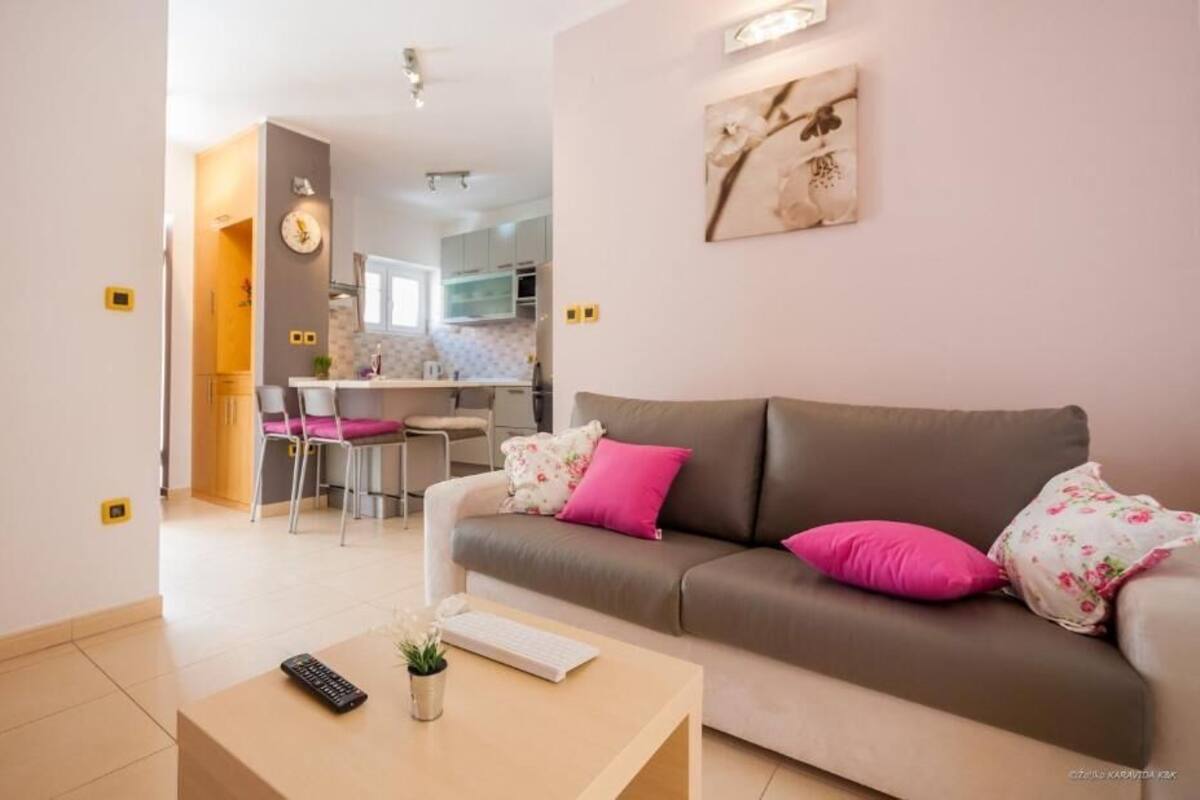 Comfort Apartment, 1 Queen Bed with Sofa bed, City View | Living area | 50-cm Smart TV with digital channels, TV, streaming services