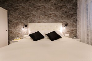 Classic Apartment, 1 Bedroom, City View | In-room safe, desk, blackout drapes, iron/ironing board - Old town apartments Aldo (Zadar)
