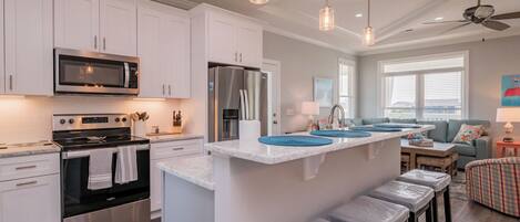 Kühlschrank, Mikrowelle, Ofen, Geschirrspüler