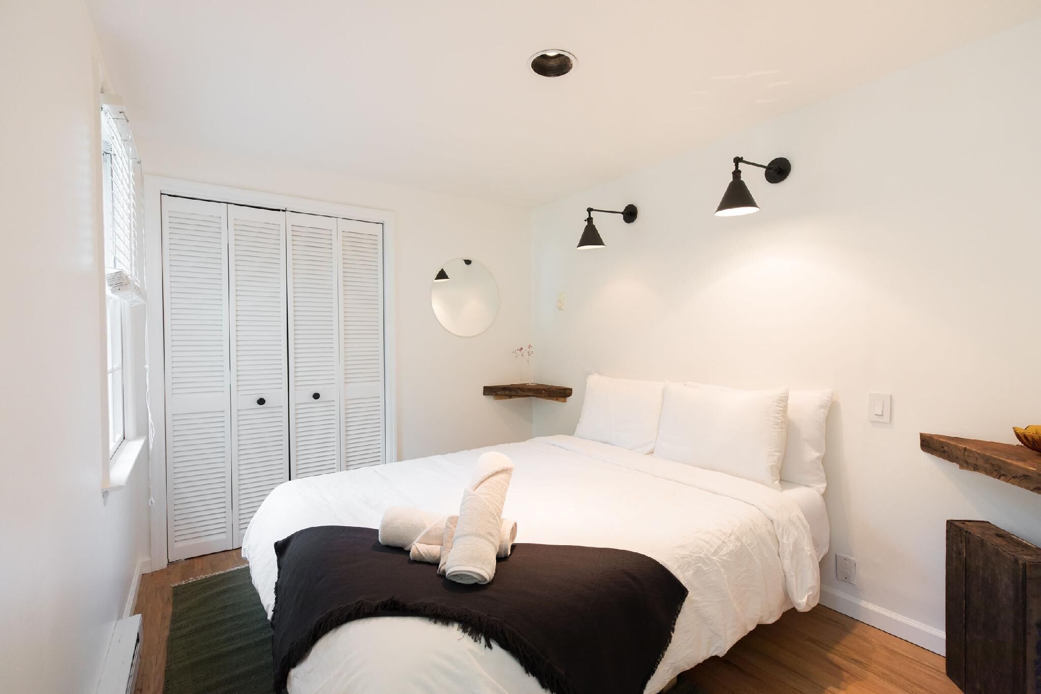 Accord Church House: Renovated Church w/ Hot tub, Skylights and Spacious Solarium