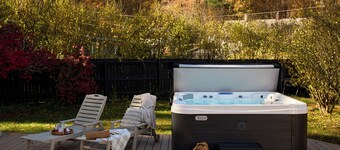 Rondout Retreat: Cold Weather Oasis with Hot Tub, Sauna and Fire Pit