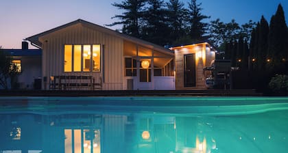 Rondout Retreat: Private Poolside Luxury with Hot Tub, Sauna and Fire Pit