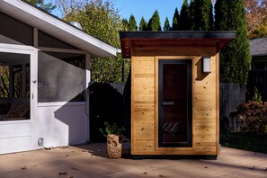 Exterior - Rondout Retreat: Private Poolside Luxury with Hot Tub, Sauna and Fire Pit (Rosendale)