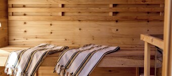 Rondout Retreat: Cold Weather Oasis with Hot Tub, Sauna and Fire Pit