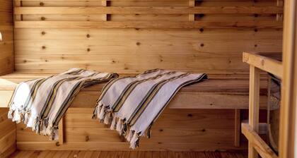 Rondout Retreat: Cold Weather Oasis with Hot Tub, Sauna and Fire Pit