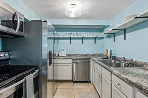 Frigorífico, microondas, horno y placa de cocina