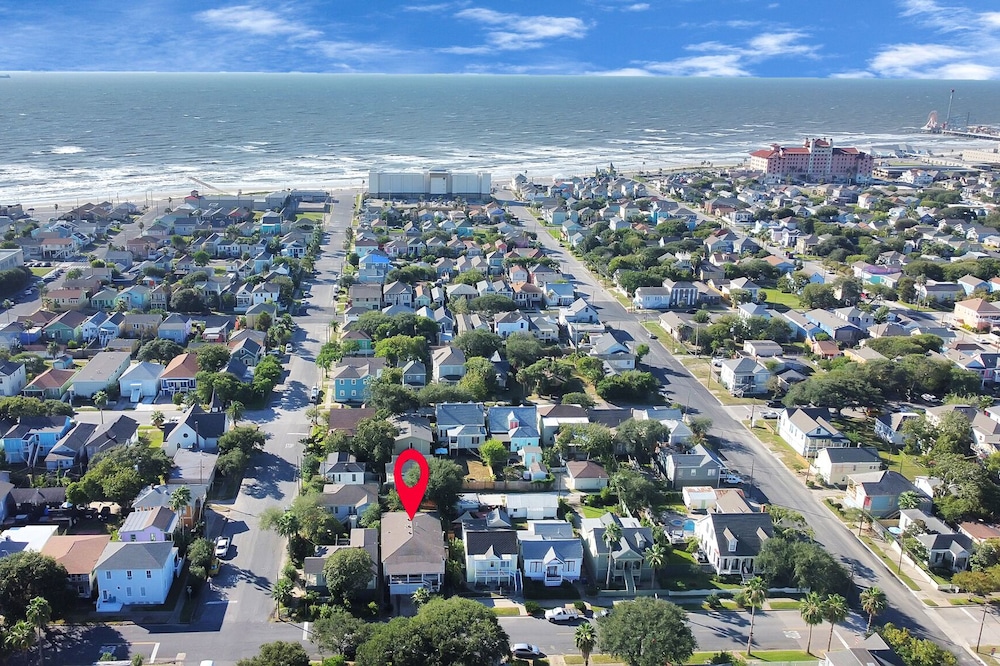 Sleep a Group of 7 in this Spacious Galveston Studio - Minutes to Beach!