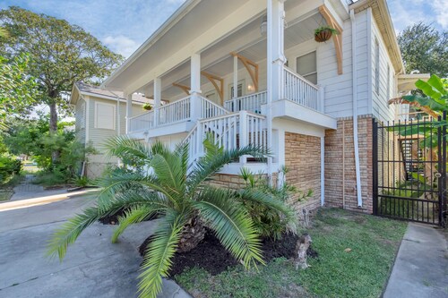 Historic Anchor at M | Sleeps 7 • Outdoor Shower • Mins to Beach & Moody Gardens