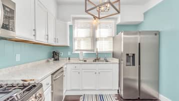 Een koelkast, een magnetron, een oven, een kookplaat